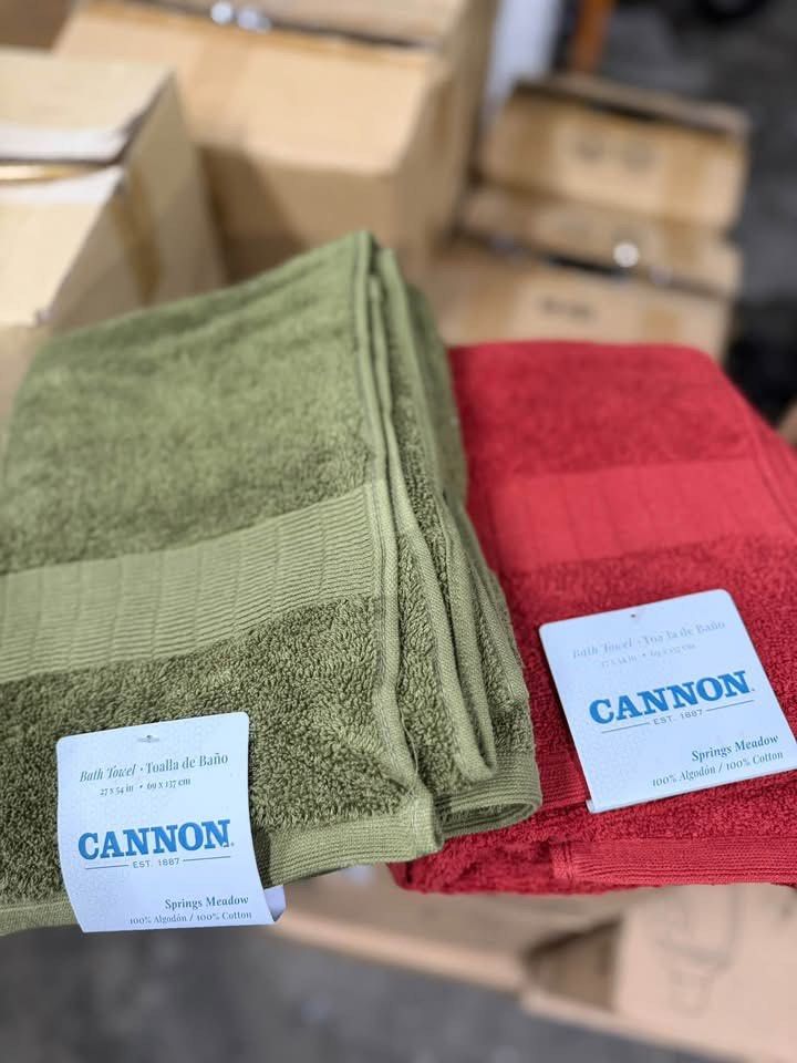 Cannon Towel (Category: Bedding & Towels) located in Pasig City. Submitted by mmyjoy (Listing ID 1463742811, Image 3). Description: CANNON TOWEL 😍 Very shala! Very makapal & cotton 🫶🏼 Alam nyo yan super mahal nyang brand na yan. All with tags, perfect pang gift. 🤍 — ₱330 each only✨ Colors: Army & Red Landers price: ₱599 ❌.