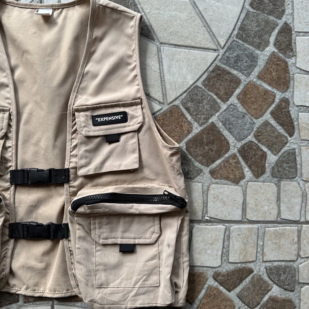 Cargo Vest (Category: Coats, Jackets and Outerwear) located in Binan City. Submitted by jotlog (Listing ID 1463875505, Image 3). Description: Width: 17 Length: 17 . Condition: 9/10 . Check pics for the details & condition of the item . Disclaimer: -Not affiliated with listed brands. All rights belong to their owners. .