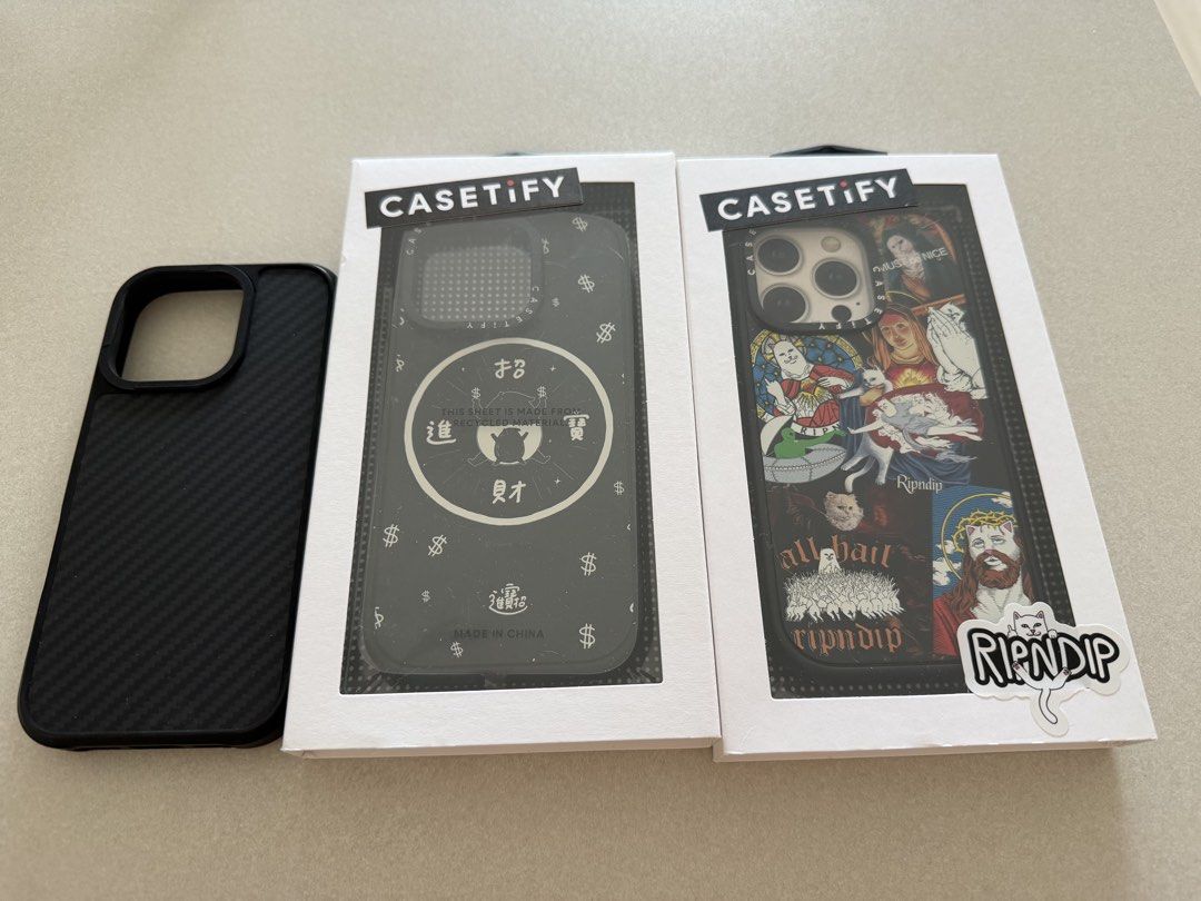 CASETiFY iPhone 15 Pro 16 pro手機殼 （分類：手機套及手機殻）位於 Hong Kong。 由 skyyysky 提交（商品編號 1463804225，圖片 1）。簡介： 兩個C記，一個碳纖黑色，招財進寶係支架款，只用過一次，新舊如圖，三個一齊150，不議價，順豐到付，文盲過主。