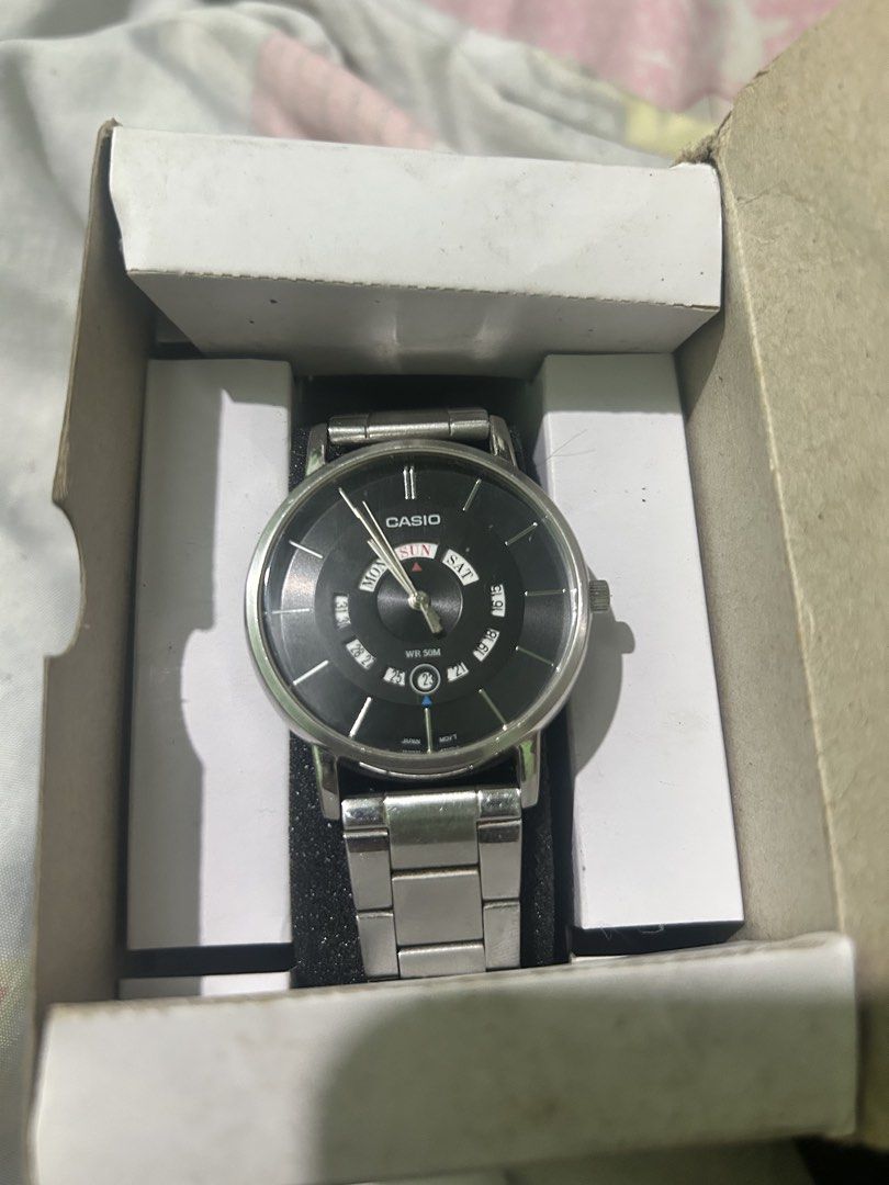Casio MTP-B135 Black Day-Date - Original Preloved MTP-B135D (needs battery replacement) (Category: Men's Watches) located in Manila. Submitted by gelongzz (Listing ID 1463825413, Image 1). Description: Casio MTP-B135D Black - Original Preloved Model: MTP-B135D-1AV - Module 1138 / 5577 Specs: • 44mm, Stainless Steel Bracelet • Black dial, Date at 4 o’clock • Japan Mov’t, WR 50M Condition: 7/10 - Working, light scratches on bracelet from normal use