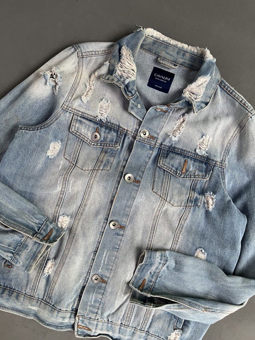 CAVALINI DENIM JACKET (Category: Coats, Jackets and Outerwear) located in Quezon City. Submitted by kentstuff (Listing ID 1463832307, Image 2). Description: CAVALINI Size S On Tag Shoulder-Hem : 24” Pit-Pit : 21” Condition: Excellent CR: 9.8/10 Flaws: ❌ Needwash DISCLAIMER: This is a thrifted item. All brands, logos, and trademarks belong to their rightful owners. We’re here to rehome great pieces — no brand affiliation intended..