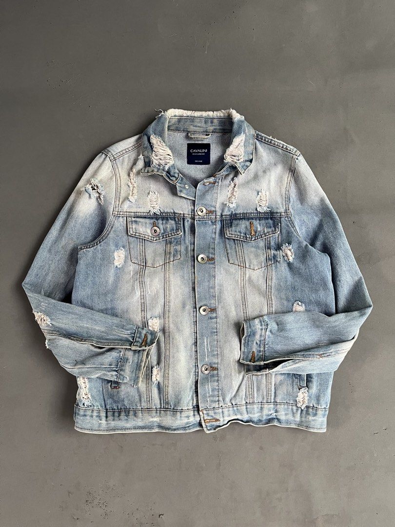 CAVALINI DENIM JACKET (Category: Coats, Jackets and Outerwear) located in Quezon City. Submitted by kentstuff (Listing ID 1463832307, Image 1). Description: CAVALINI Size S On Tag Shoulder-Hem : 24” Pit-Pit : 21” Condition: Excellent CR: 9.8/10 Flaws: ❌ Needwash DISCLAIMER: This is a thrifted item. All brands, logos, and trademarks belong to their rightful owners. We’re here to rehome great pieces — no brand affiliation intended..