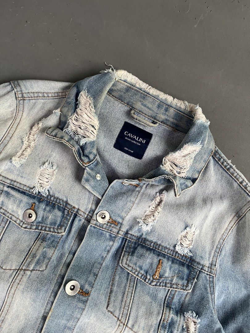 CAVALINI DENIM JACKET (Category: Coats, Jackets and Outerwear) located in Quezon City. Submitted by kentstuff (Listing ID 1463832307, Image 3). Description: CAVALINI Size S On Tag Shoulder-Hem : 24” Pit-Pit : 21” Condition: Excellent CR: 9.8/10 Flaws: ❌ Needwash DISCLAIMER: This is a thrifted item. All brands, logos, and trademarks belong to their rightful owners. We’re here to rehome great pieces — no brand affiliation intended..