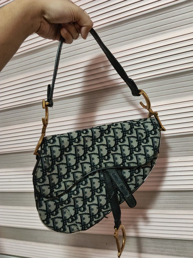 CDIOR (Category: Shoulder Bags) located in Binan City. Submitted by thriftedbymiaca (Listing ID 1463745099, Image 1). Description: Very linis ng loob pwede gawa ng paraan yung strap na nakalawit..