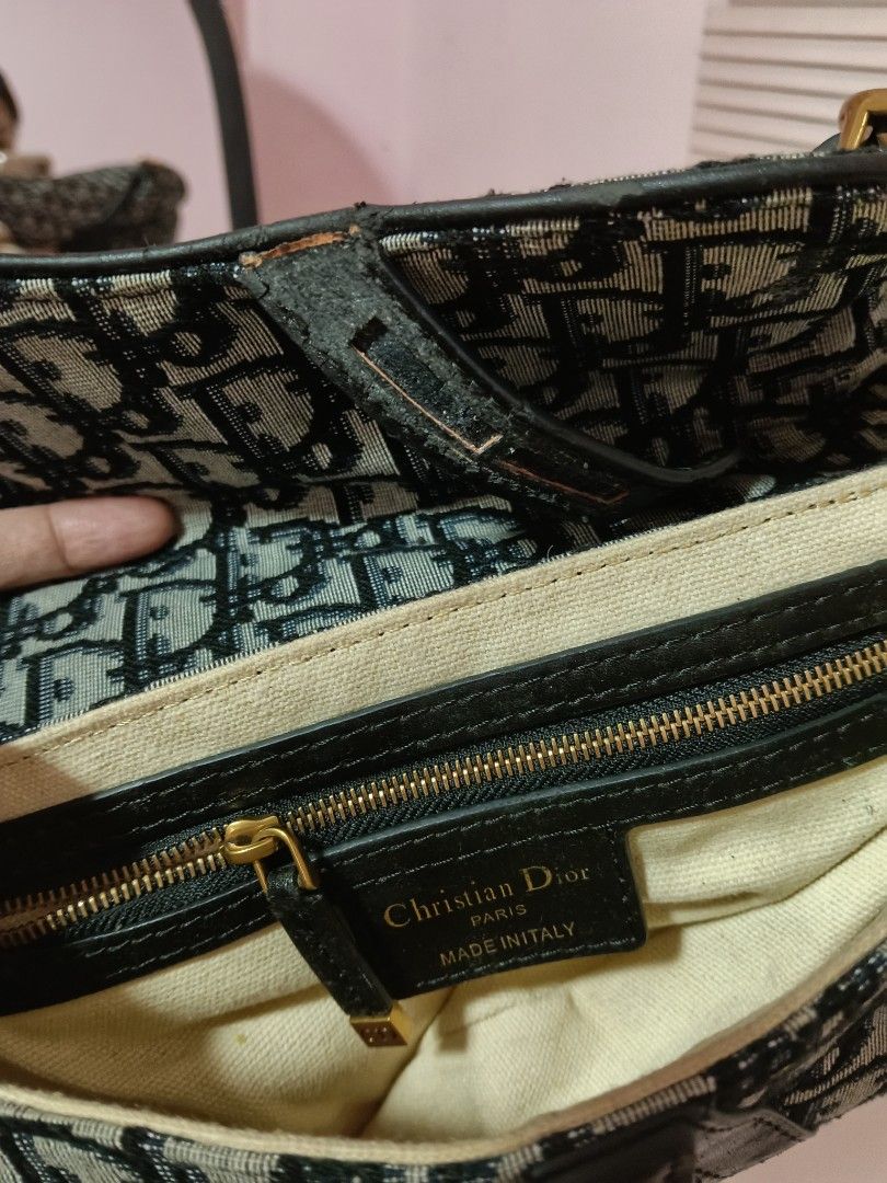 CDIOR (Category: Shoulder Bags) located in Binan City. Submitted by thriftedbymiaca (Listing ID 1463745099, Image 2). Description: Very linis ng loob pwede gawa ng paraan yung strap na nakalawit..