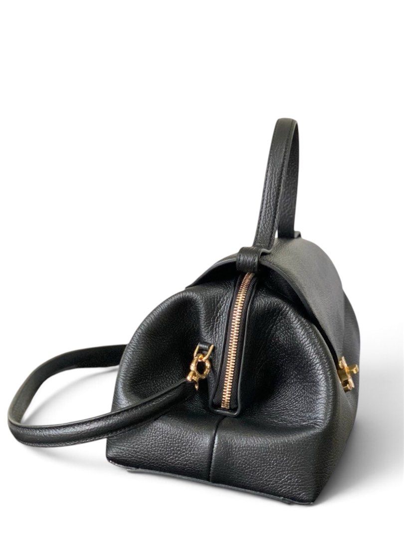 Celine 26 flair bag (Category: Luxury Bags & Wallets) located in Manila. Submitted by shoulderfashion (Listing ID 1463763311, Image 2). Description: 34*17*13cm .
