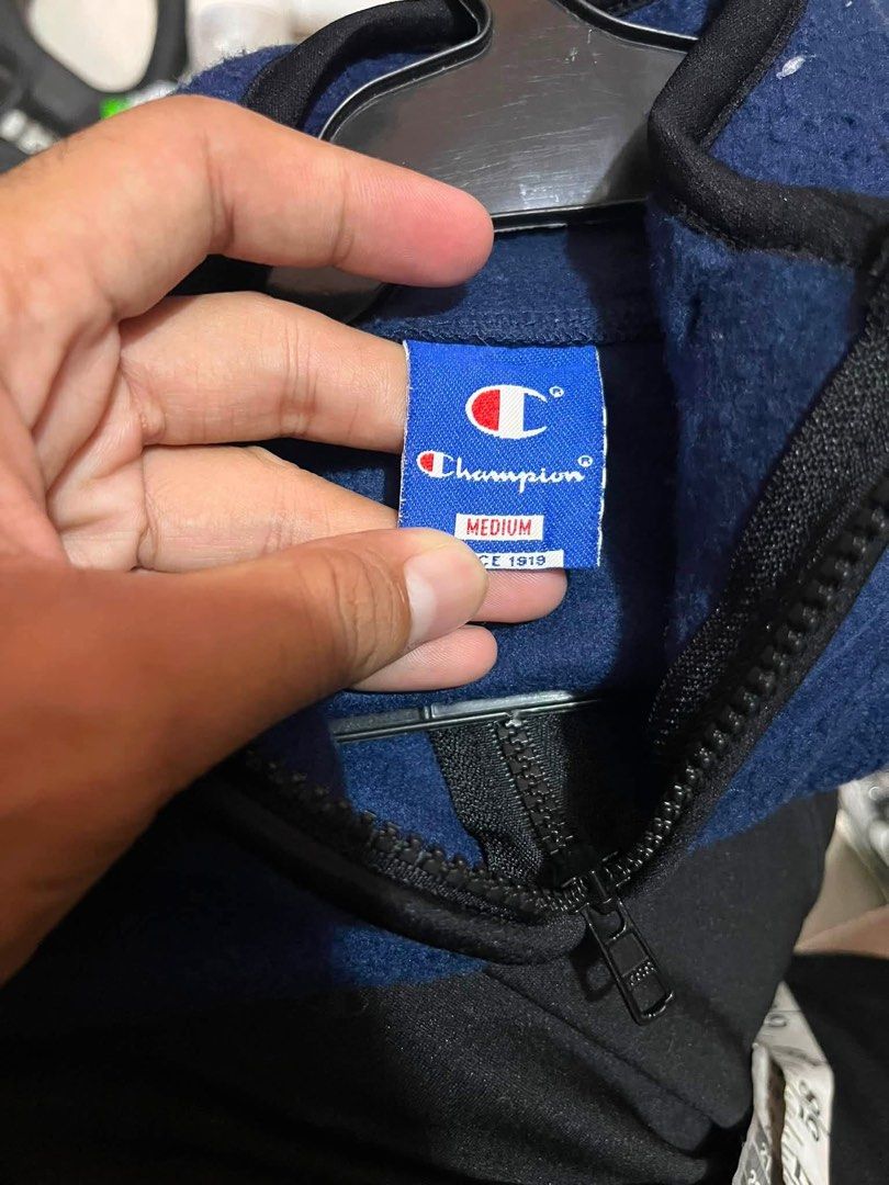 Champion (Category: Activewear) located in Manila. Submitted by bibiies2.0xghettothrift (Listing ID 1463883813, Image 3). Description: Mine 400 Details W24 L26 Medium oversized fleece Loc.Baclaran Paranaque.