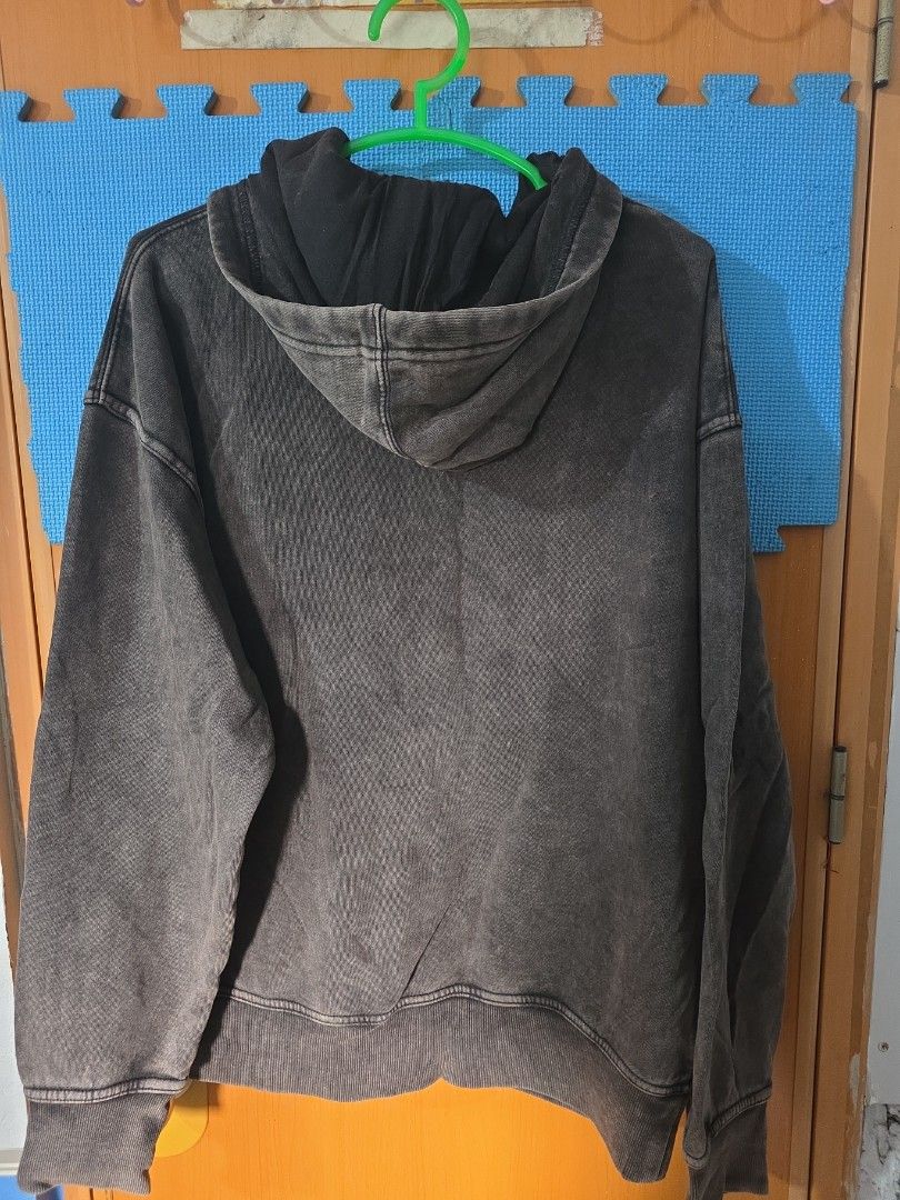 Champion sweatshirt (Category: Coats, Jackets and Outerwear) located in Manila. Submitted by meriux2026 (Listing ID 1463800355, Image 3). Description: brandnew with tag color : black (washed) fits large women.