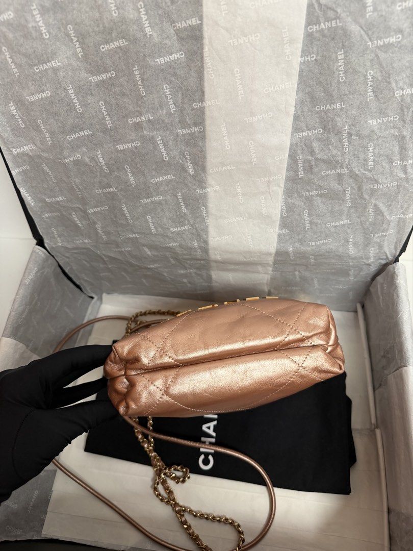Chanel 22 mini chanel 22 mini flap （分類：手袋及銀包）位於 Hong Kong。 由 luxurybag_station 提交（商品編號 1463926604，圖片 3）。簡介： Chanel 22 mini 玫瑰金 金扣 晶片 -95%new -塵袋 ➖➖➖➖➖➖➖➖➖➖➖➖➖ 💯只售正品，歡迎陪驗 📸實物拍攝 💎Carousell 官方認証紫鑽商户 📦Worldwide Shipping 。