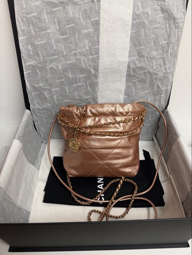 Chanel 22 mini chanel 22 mini flap （分類：手袋及銀包）位於 Hong Kong。 由 luxurybag_station 提交（商品編號 1463926604，圖片 2）。簡介： Chanel 22 mini 玫瑰金 金扣 晶片 -95%new -塵袋 ➖➖➖➖➖➖➖➖➖➖➖➖➖ 💯只售正品，歡迎陪驗 📸實物拍攝 💎Carousell 官方認証紫鑽商户 📦Worldwide Shipping 。