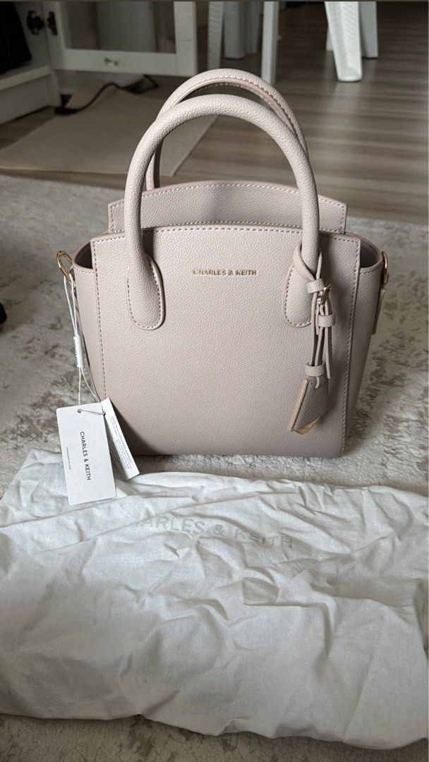 Charles & keith bag (Category: Shoulder Bags) located in Taguig. Submitted by hannaestelle (Listing ID 1463815934, Image 2). Description: Charles & Keith Bag for Sale! Brand new, never used Perfect for everyday or special occasions! Selling for a cheaper price! PM me if interested! 📍Taguig City.