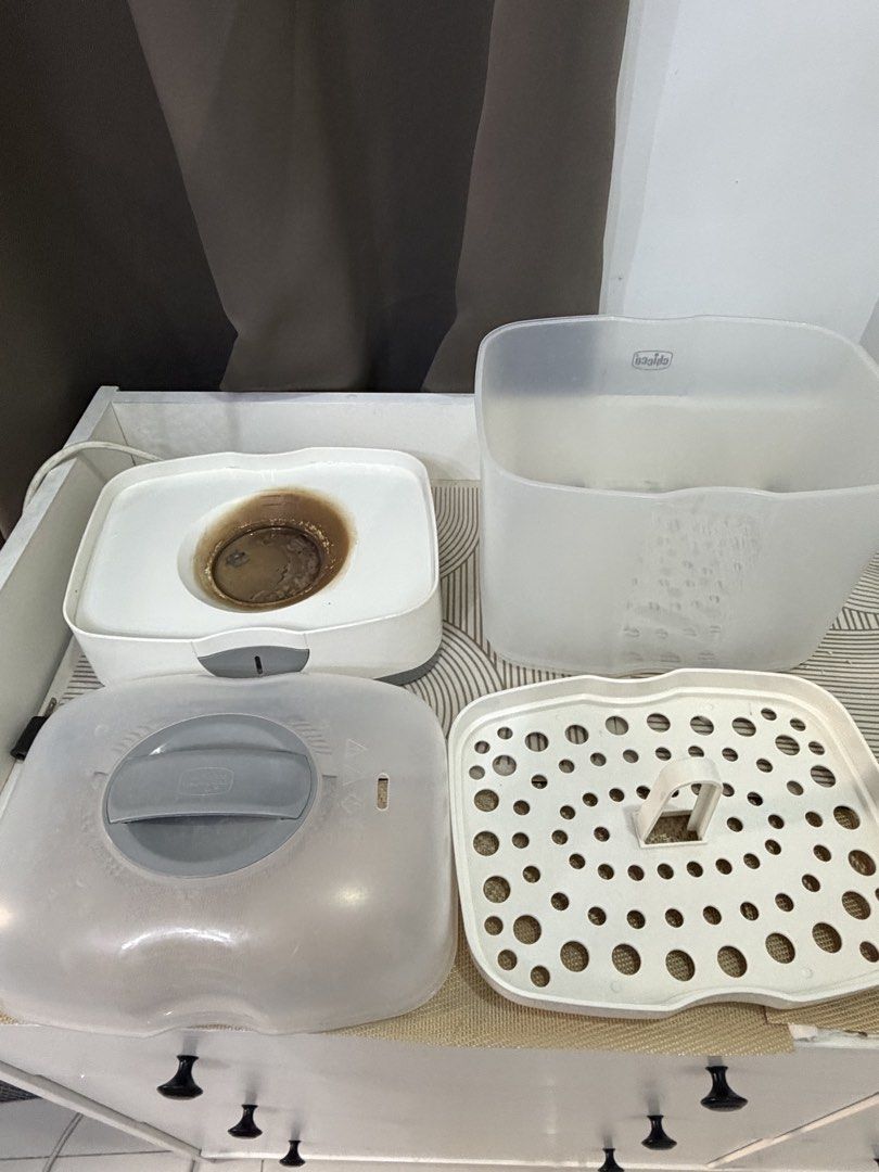 Chicco Sterilizer (Category: Breastfeeding & Bottle Feeding) located in Bacoor. Submitted by marieocampo (Listing ID 1463822216, Image 3). Description: - Chicco sterilizer for baby bottles and accessories - Works well, tested and functional - Minor signs of use on heating element (cosmetic only) - All original parts included - Ready for its next home.