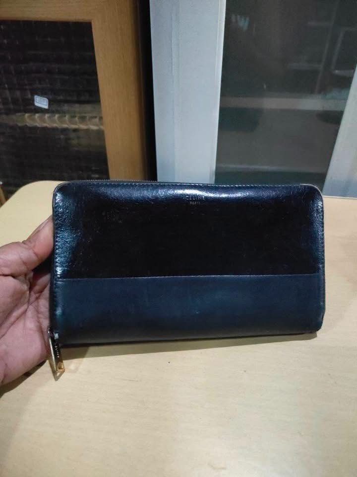 CÉLINE Long Wallet (Category: Luxury Bags & Wallets) located in Cabanatuan. Submitted by jennietomodachi (Listing ID 1463912432, Image 2). Description: Céline bicolor leather zip-around long wallet accented with a subtle gold-foil logo stamped across the top panel..