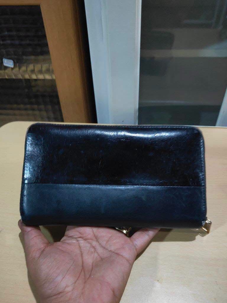 CÉLINE Long Wallet (Category: Luxury Bags & Wallets) located in Cabanatuan. Submitted by jennietomodachi (Listing ID 1463912432, Image 3). Description: Céline bicolor leather zip-around long wallet accented with a subtle gold-foil logo stamped across the top panel..