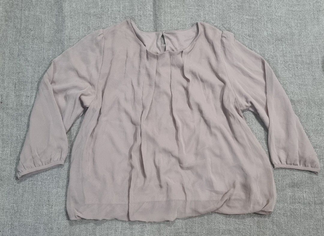 Closshi longsleeved top (Category: Longsleeves) located in San Jose del Monte. Submitted by angelsnest (Listing ID 1463838296, Image 1). Description: Says 4L on washtag non-stretchable chiffon fabric with thick inner lining balloon-type hem line, puff sleeves 24"W x 24"L padala from Japan rfs: not my style Gcash, Maya, Bank transfer No COD available.
