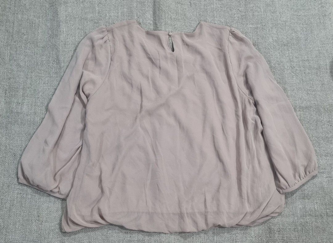 Closshi longsleeved top (Category: Longsleeves) located in San Jose del Monte. Submitted by angelsnest (Listing ID 1463838296, Image 2). Description: Says 4L on washtag non-stretchable chiffon fabric with thick inner lining balloon-type hem line, puff sleeves 24"W x 24"L padala from Japan rfs: not my style Gcash, Maya, Bank transfer No COD available.