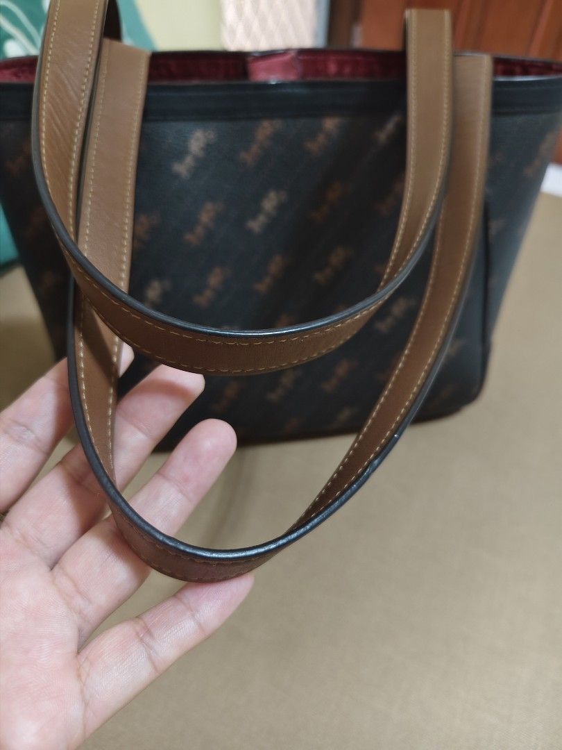 Coach bag (Category: Shoulder Bags) located in Cainta. Submitted by buena_shoppe (Listing ID 1463745414, Image 3). Description: authentic coach bag clean on the outside, even on the handle. sign of use sa loob ng bag pm for details.