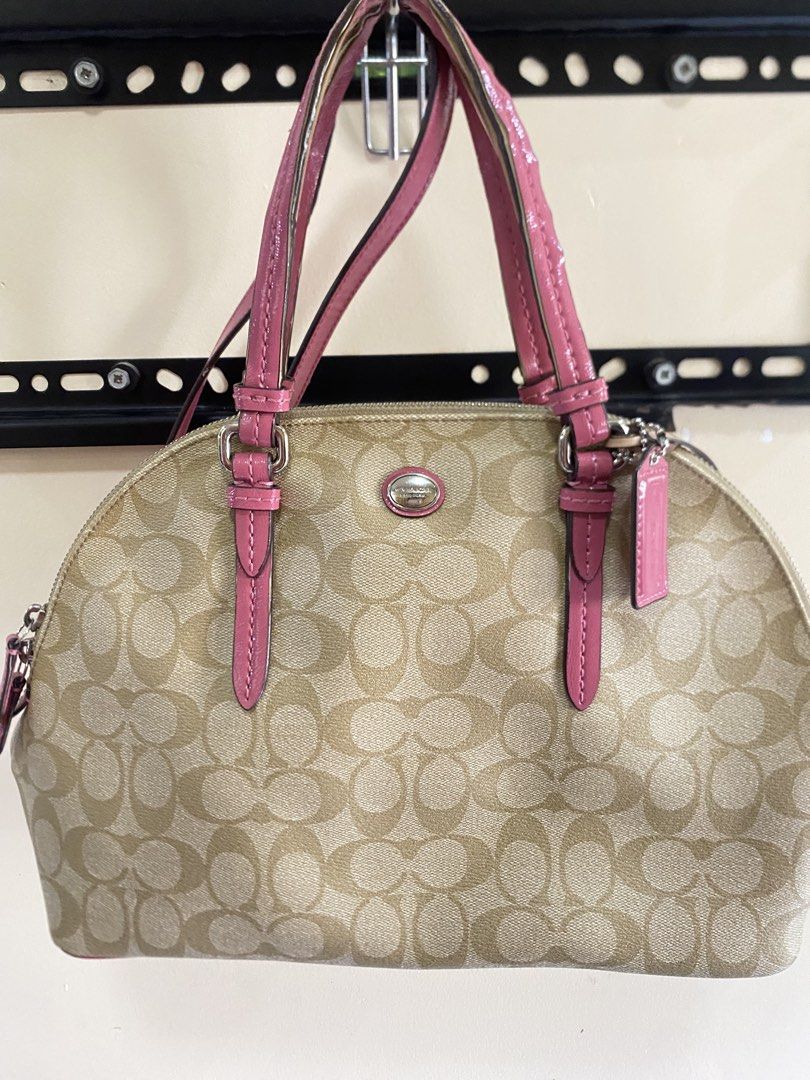 Coach bag (Category: Shoulder Bags) located in Tumauini. Submitted by calmearth-bc99 (Listing ID 1463754200, Image 2). Description: Coach bag.