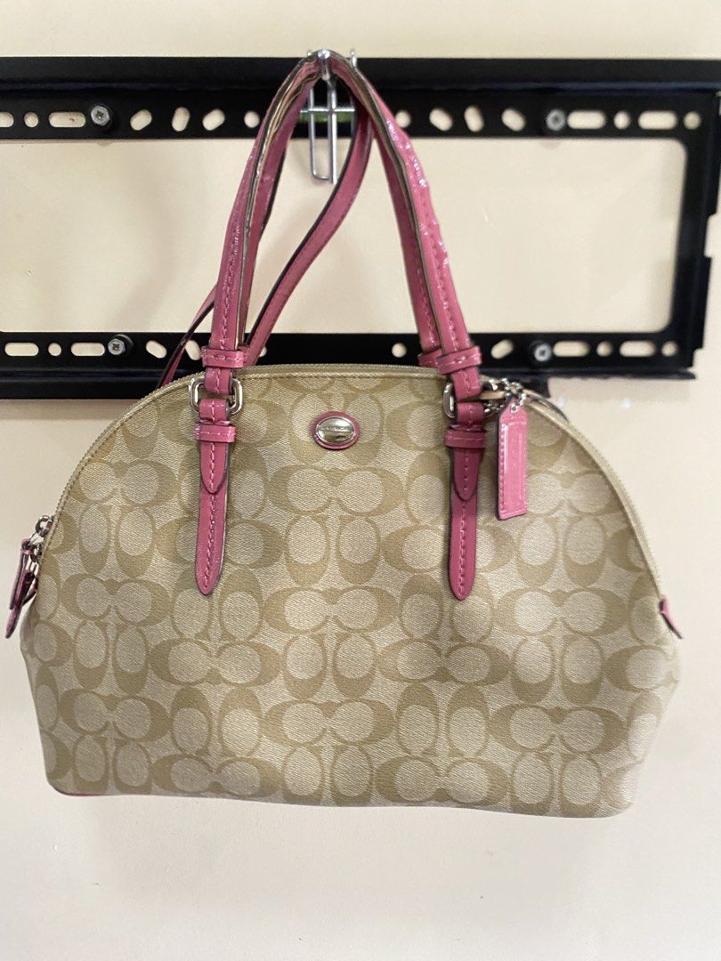 Coach bag (Category: Shoulder Bags) located in Tumauini. Submitted by calmearth-bc99 (Listing ID 1463754200, Image 1). Description: Coach bag.