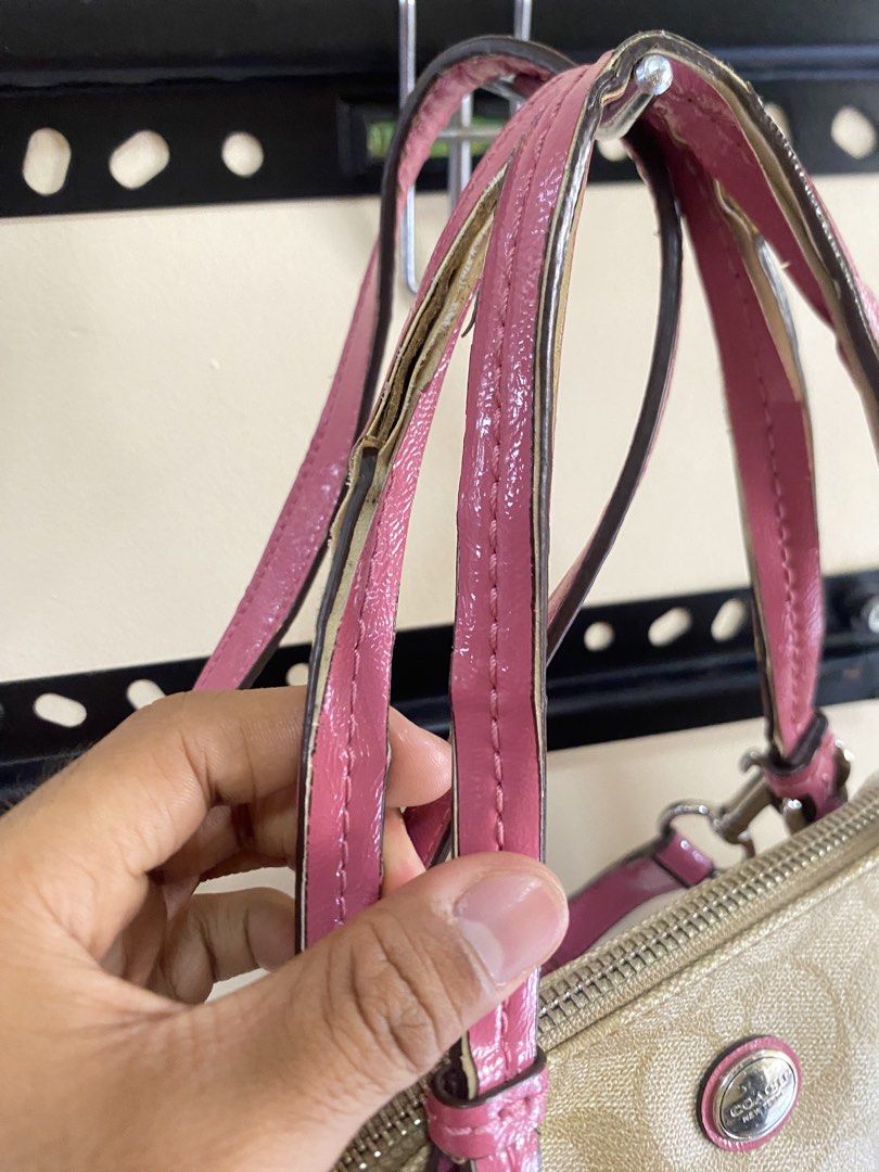 Coach bag (Category: Shoulder Bags) located in Tumauini. Submitted by calmearth-bc99 (Listing ID 1463754200, Image 3). Description: Coach bag.