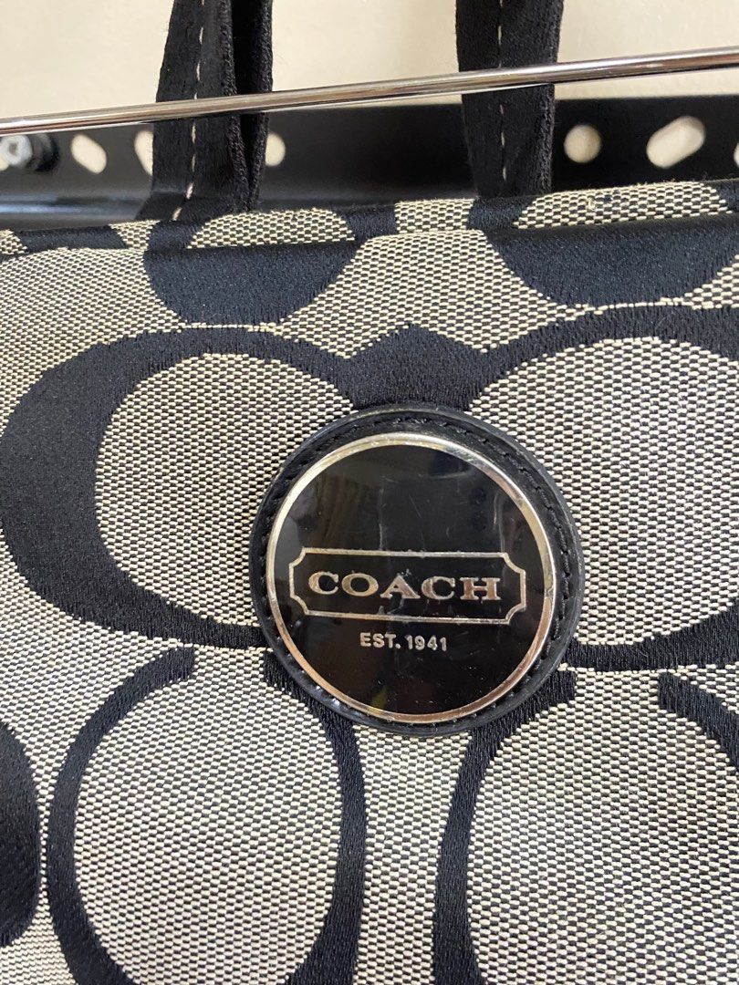 Coach bag (Category: Shoulder Bags) located in Tumauini. Submitted by calmearth-bc99 (Listing ID 1463754587, Image 3). Description: Coach bag like new.