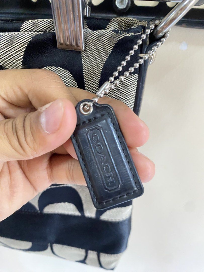 Coach bag (Category: Shoulder Bags) located in Tumauini. Submitted by calmearth-bc99 (Listing ID 1463754587, Image 2). Description: Coach bag like new.