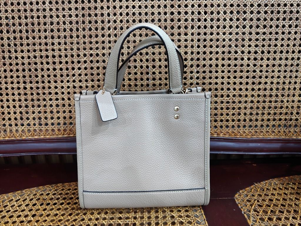Coach Dempsey Tote Bag 22 (Category: Luxury Bags & Wallets) located in Las Pinas. Submitted by ricns (Listing ID 1463866860, Image 2). Description: Please Read The Entire Ads Before Inquiring Pakibasa Muna Ang Buong Patalastas Bago Mag Tanong Price : - 7,500 Pesos ( Fix ) - 29,499 Pesos ( Market Price ) Payment Thru : - Cash, BDO, BPI, RCBC, Security Bank, CIMB, UNO Bank, GCash Or Paymaya Coach Dempsey Tote Bag 22 - Refined Pebble Leather - Fabri