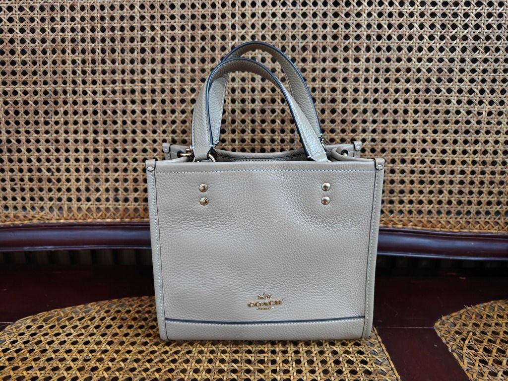 Coach Dempsey Tote Bag 22 (Category: Luxury Bags & Wallets) located in Las Pinas. Submitted by ricns (Listing ID 1463866860, Image 1). Description: Please Read The Entire Ads Before Inquiring Pakibasa Muna Ang Buong Patalastas Bago Mag Tanong Price : - 7,500 Pesos ( Fix ) - 29,499 Pesos ( Market Price ) Payment Thru : - Cash, BDO, BPI, RCBC, Security Bank, CIMB, UNO Bank, GCash Or Paymaya Coach Dempsey Tote Bag 22 - Refined Pebble Leather - Fabri