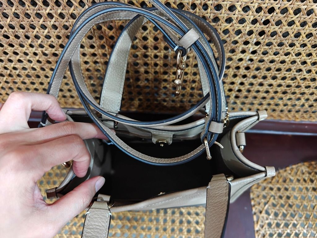 Coach Dempsey Tote Bag 22 (Category: Luxury Bags & Wallets) located in Las Pinas. Submitted by ricns (Listing ID 1463866860, Image 3). Description: Please Read The Entire Ads Before Inquiring Pakibasa Muna Ang Buong Patalastas Bago Mag Tanong Price : - 7,500 Pesos ( Fix ) - 29,499 Pesos ( Market Price ) Payment Thru : - Cash, BDO, BPI, RCBC, Security Bank, CIMB, UNO Bank, GCash Or Paymaya Coach Dempsey Tote Bag 22 - Refined Pebble Leather - Fabri