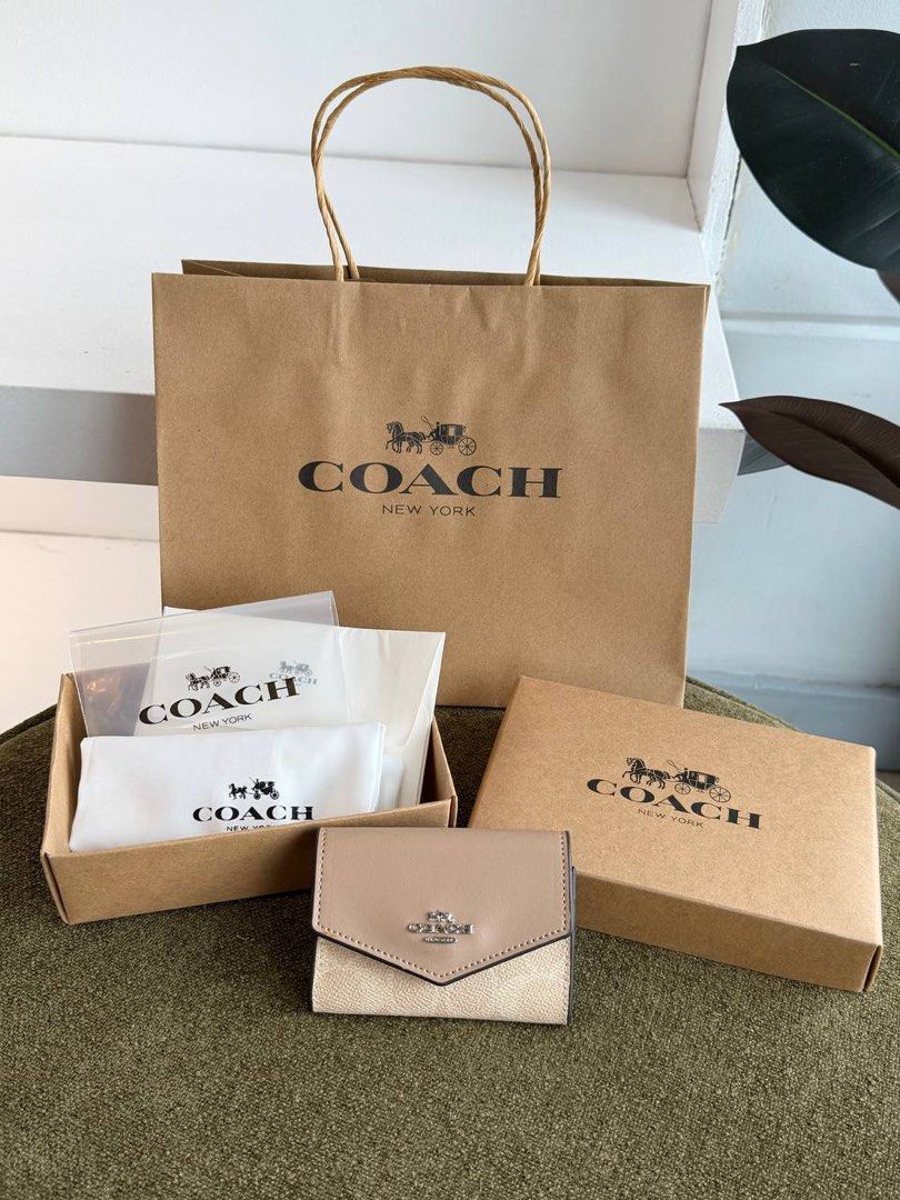 Coach Flap Card Case (Category: Wallets & Card holders) located in Binan City. Submitted by pinkykeenshop (Listing ID 1463922189, Image 1). Description: .