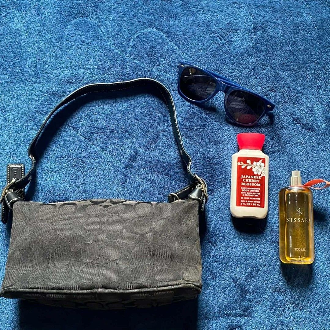 Coach Jacquard Mini Shoulder Bag (Category: Shoulder Bags) located in Bacolod City. Submitted by titoparker (Listing ID 1463861309, Image 2). Description: Issue sun fade.