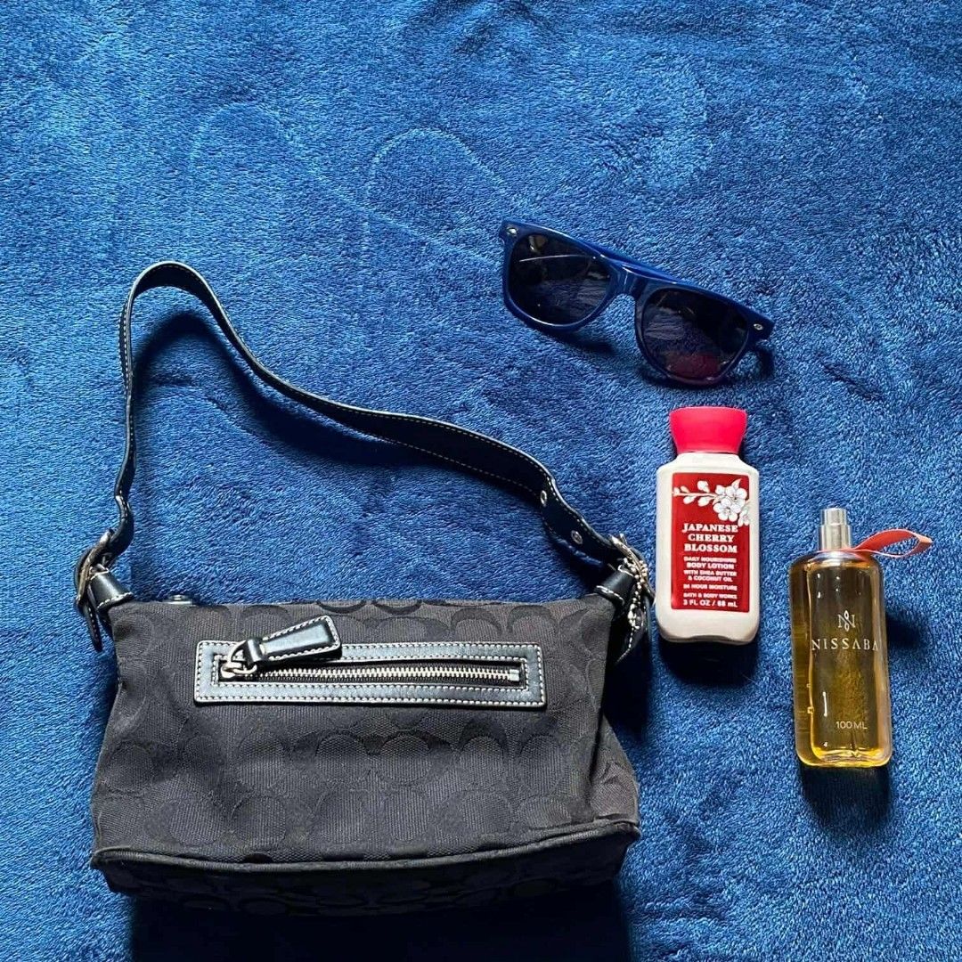 Coach Jacquard Mini Shoulder Bag (Category: Shoulder Bags) located in Bacolod City. Submitted by titoparker (Listing ID 1463861309, Image 1). Description: Issue sun fade.