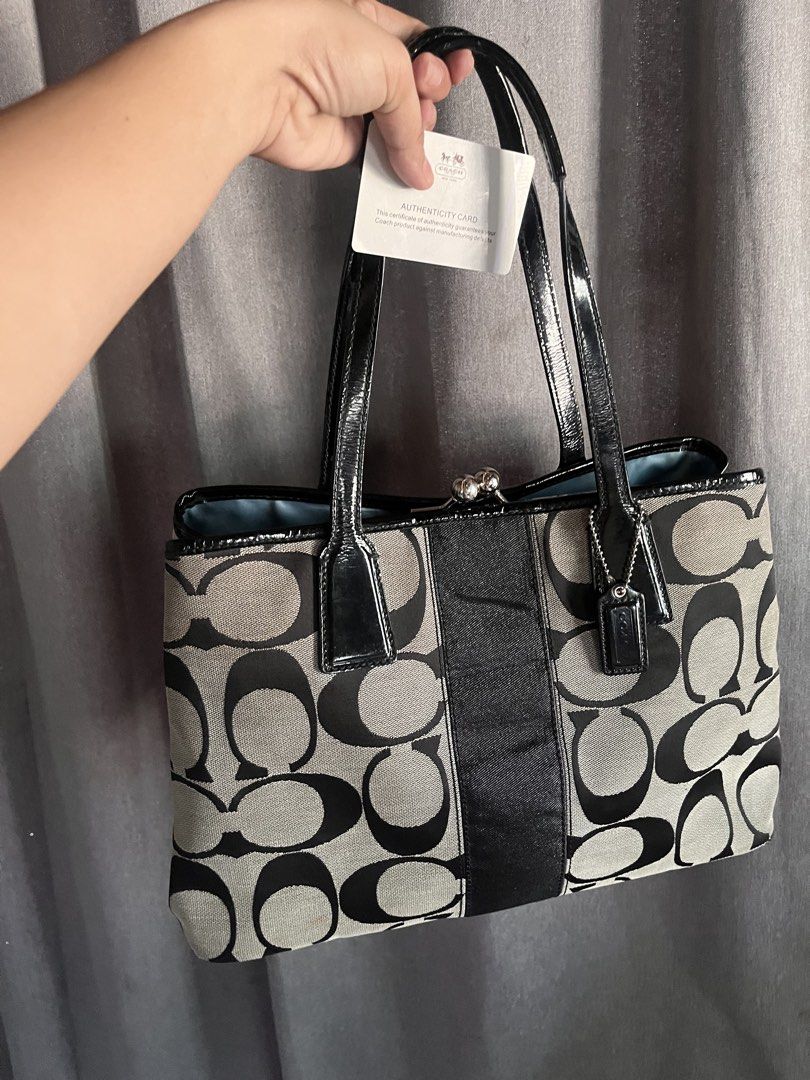Coach Kisslock (Category: Luxury Bags & Wallets) located in San Jacinto. Submitted by kellysthrift_ (Listing ID 1463800634, Image 2). Description: With auth card coach Kisslock.