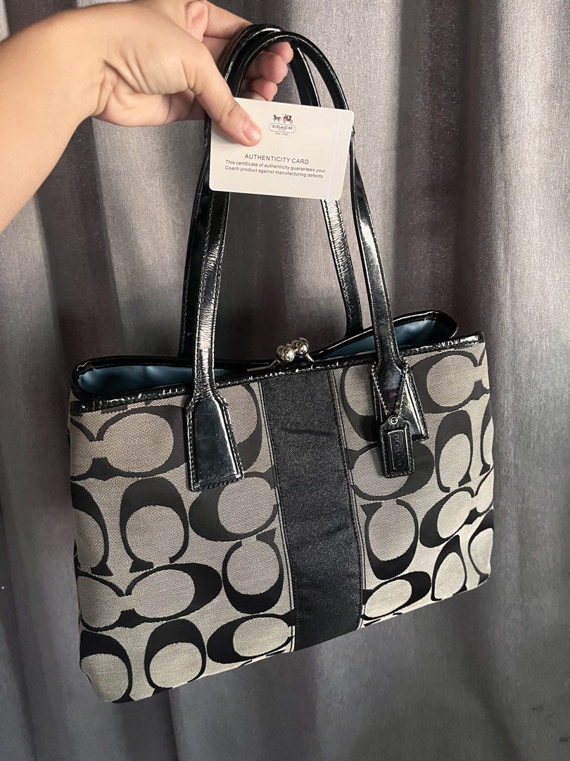 Coach Kisslock (Category: Luxury Bags & Wallets) located in San Jacinto. Submitted by kellysthrift_ (Listing ID 1463800634, Image 3). Description: With auth card coach Kisslock.