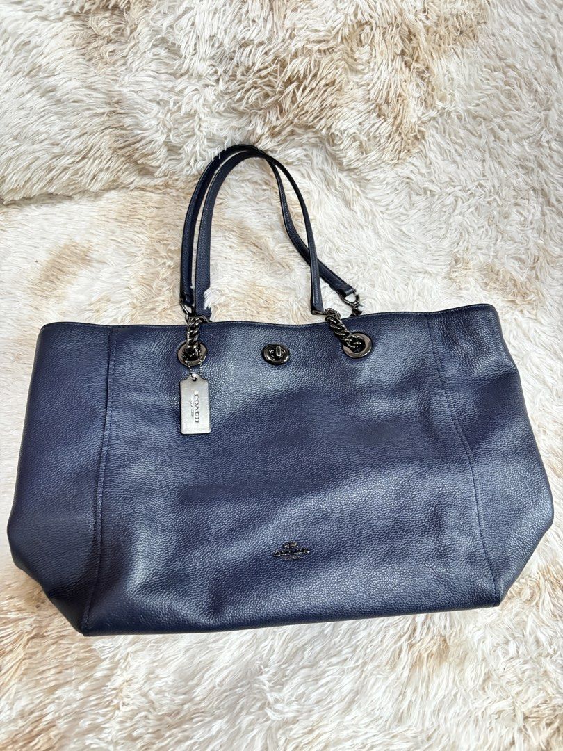 Coach Leather Tote Bag (Category: Luxury Bags & Wallets) located in Baguio. Submitted by donafaye (Listing ID 1463750604, Image 1). Description: Coach Leather Turn lock Tote/Shoulder Bag No major issues Sa creed lang po may bakbak Still in very good condition.