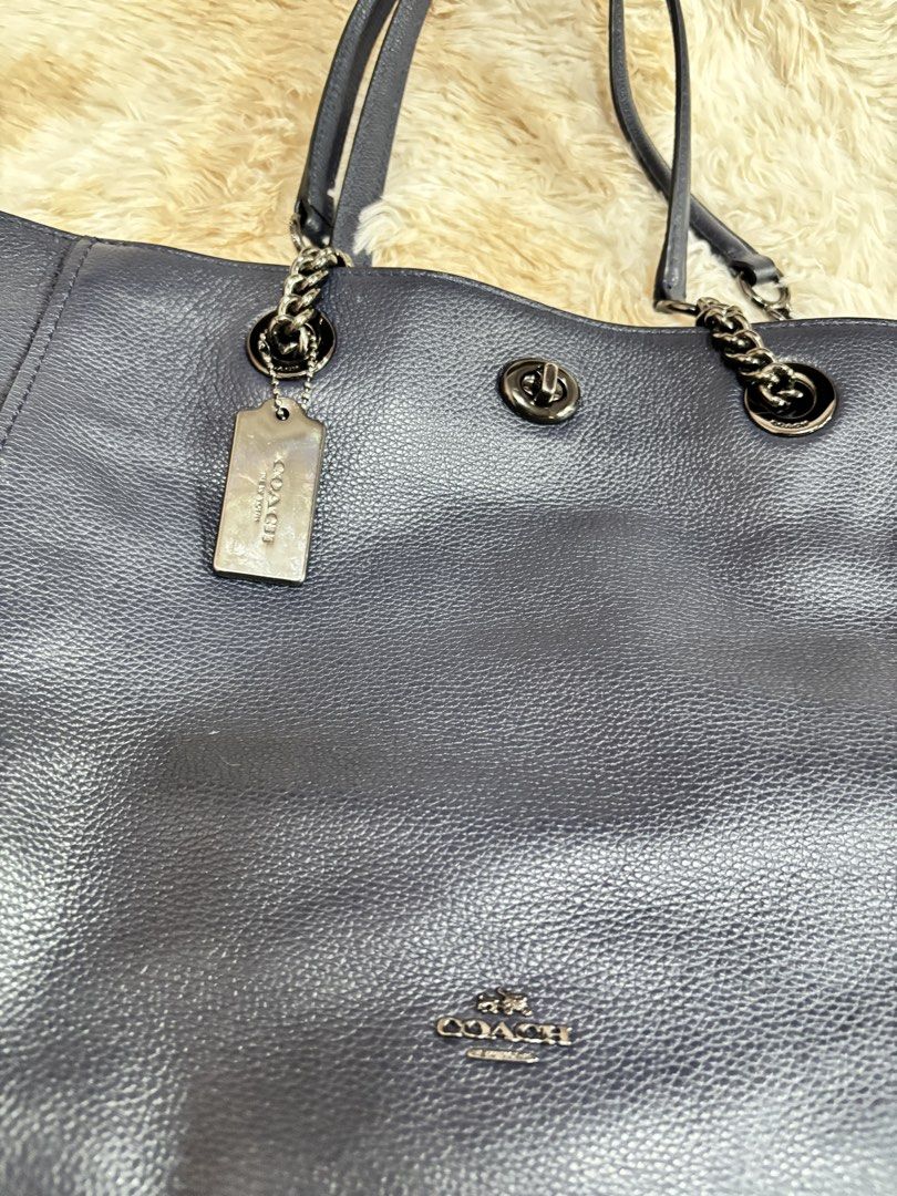 Coach Leather Tote Bag (Category: Luxury Bags & Wallets) located in Baguio. Submitted by donafaye (Listing ID 1463750604, Image 2). Description: Coach Leather Turn lock Tote/Shoulder Bag No major issues Sa creed lang po may bakbak Still in very good condition.