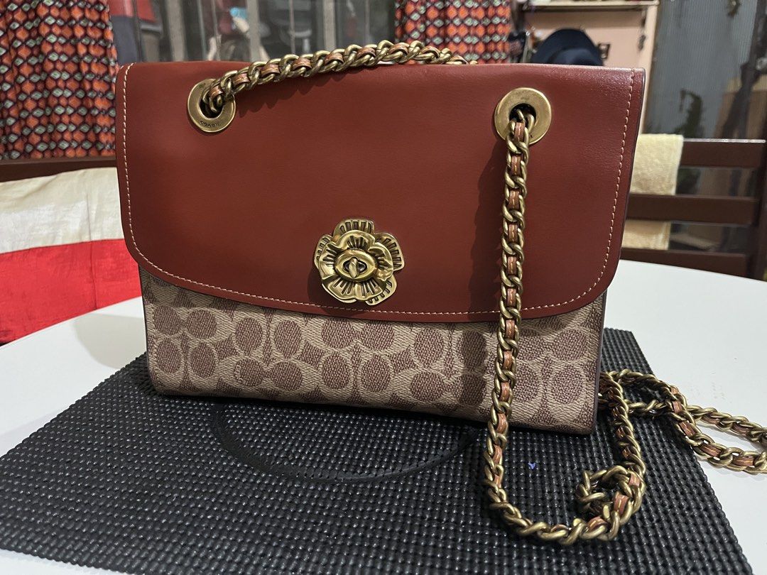 Coach Parker Signature C (Category: Luxury Bags & Wallets) located in Manila. Submitted by someoneanyone (Listing ID 1463755211, Image 2). Description: Coach Parker Signature C Has one signal small scratches and has little wear due to being used.