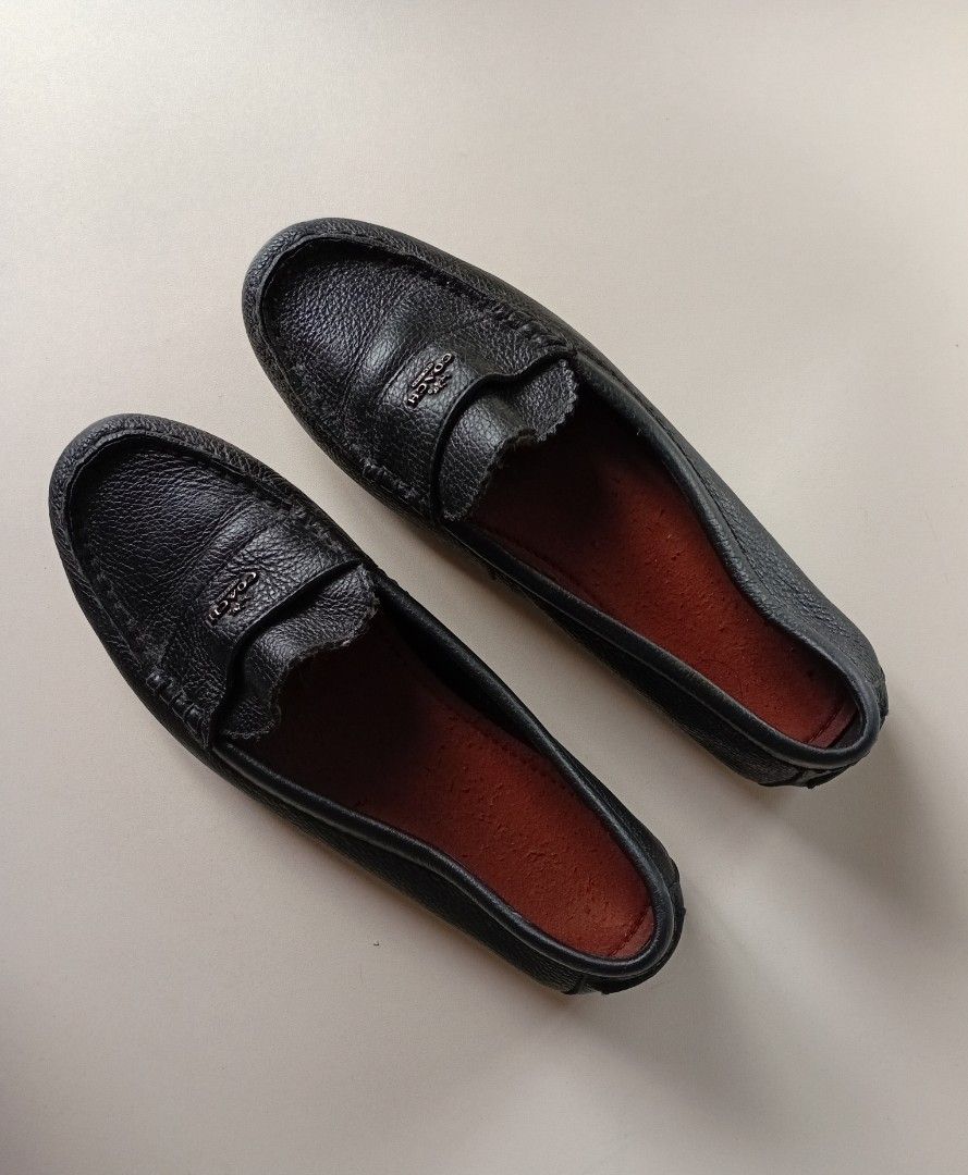 COACH Pebbled leather Loafers (Category: Sneakers & Footwear) located in Navotas City. Submitted by riyuwi (Listing ID 1463865621, Image 2). Description: PreOwned Lightly Used Authentic COACH Pebbled leather loafers black Size US 7. Eur 38 24.5cm - Pebbled leather texture - Easy slip-on style - Embossed COACH logo on heel and sole - Comfortable for everyday wear - Versatile addition to any wardrobe Sign of Used sa Insole Pad Good Condition 8.9-9/
