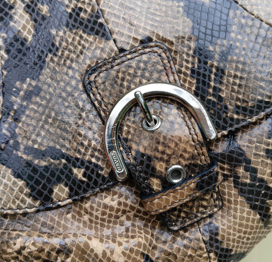 COACH PHYTON CROSBODY (Category: Cross-body Bags) located in San Carlos City. Submitted by hufcanoy00671 (Listing ID 1463827634, Image 3). Description: COACH PHYTON CROSBODY✅ Small size Excellent pa-may kunting tanggal lang sa skin 1380 + Ship✅.