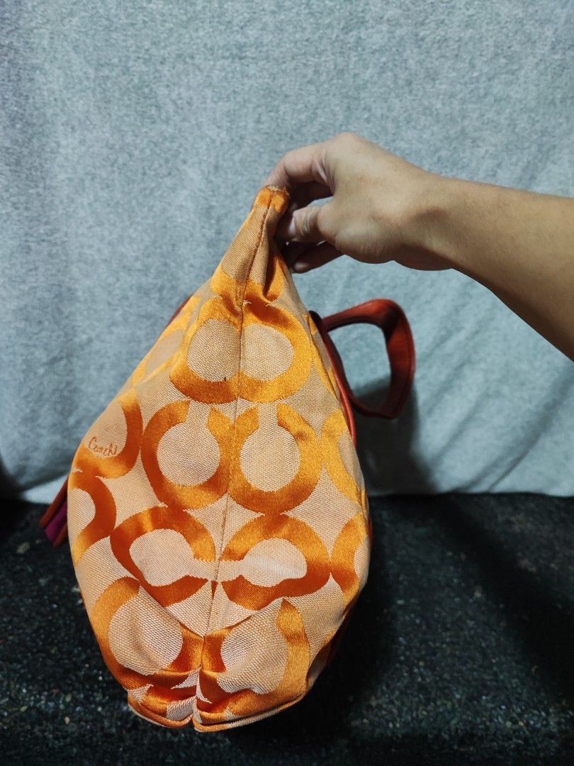 Coach Signature C Monogram Tote Bag (Category: Luxury Bags & Wallets) located in Baguio. Submitted by jayrgijc52758 (Listing ID 1463747335, Image 3). Description: Coach shoulder bag Large Issue yong sa creed nya .. In very good condition pa ung bag 700.