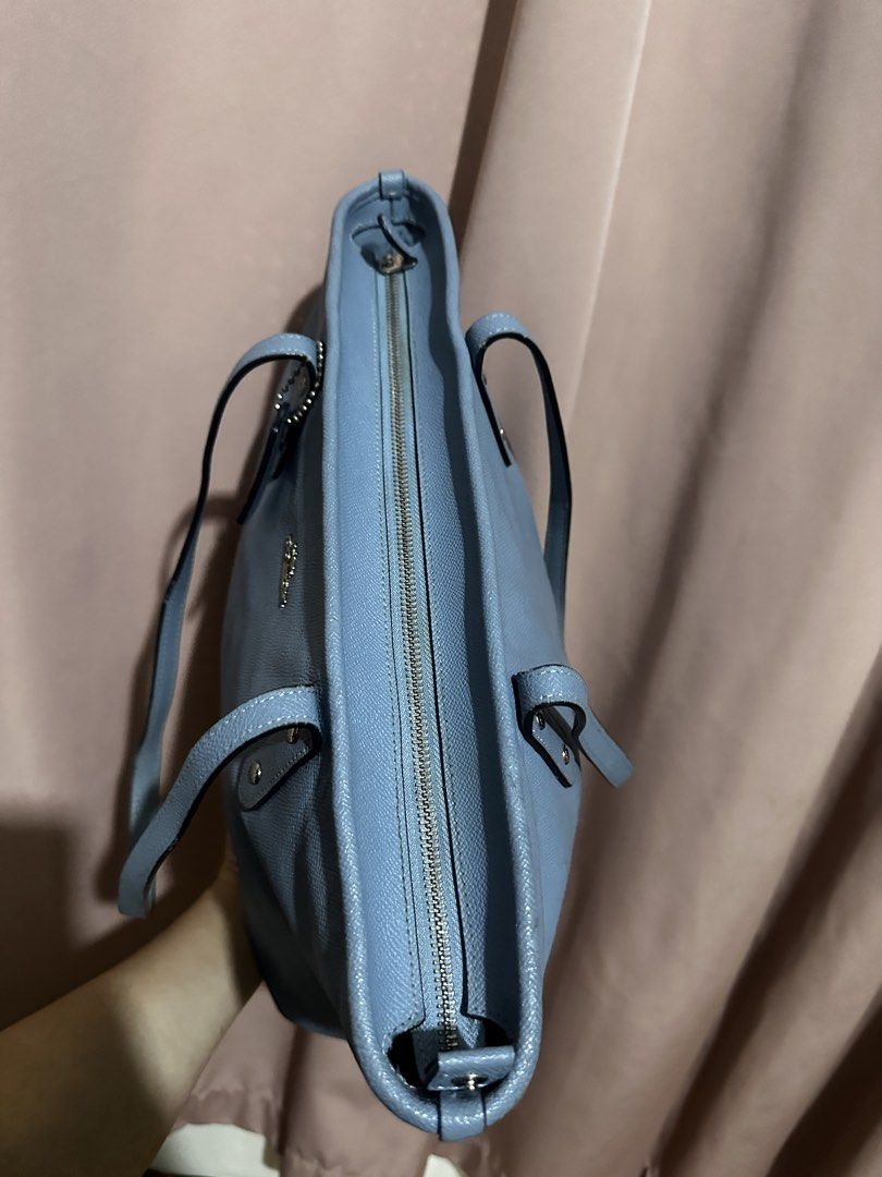 Coach tote bag (Category: Luxury Bags & Wallets) located in Muntinlupa City. Submitted by abnar (Listing ID 1463921396, Image 3). Description: Ideal zipper Made in myanmar.