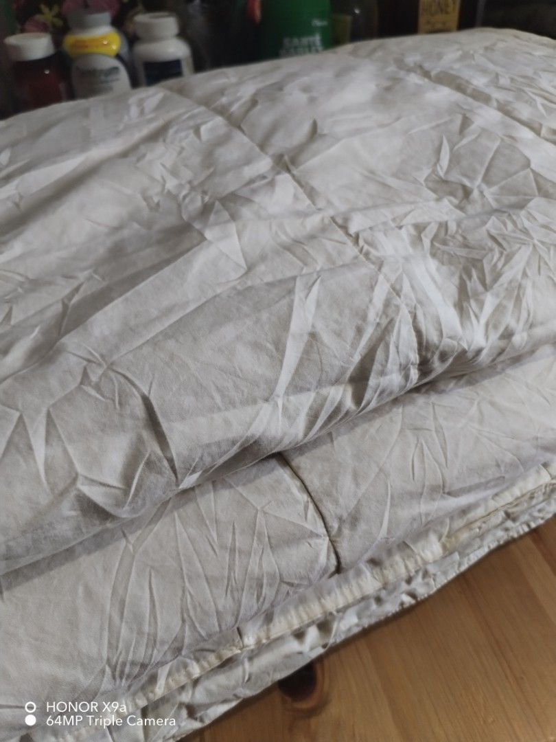 Comforter Queen Size (Category: Bedding & Towels) located in Muntinlupa City. Submitted by arciagamaryann68 (Listing ID 1463768841, Image 2). Description: - Queen size comforter - Neutral, versatile color - Soft and plush feel - Ideal for upgrading your bedroom comfort.