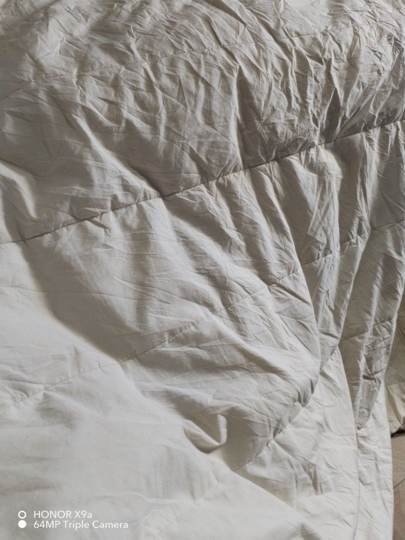 Comforter Queen Size (Category: Bedding & Towels) located in Muntinlupa City. Submitted by arciagamaryann68 (Listing ID 1463768841, Image 3). Description: - Queen size comforter - Neutral, versatile color - Soft and plush feel - Ideal for upgrading your bedroom comfort.