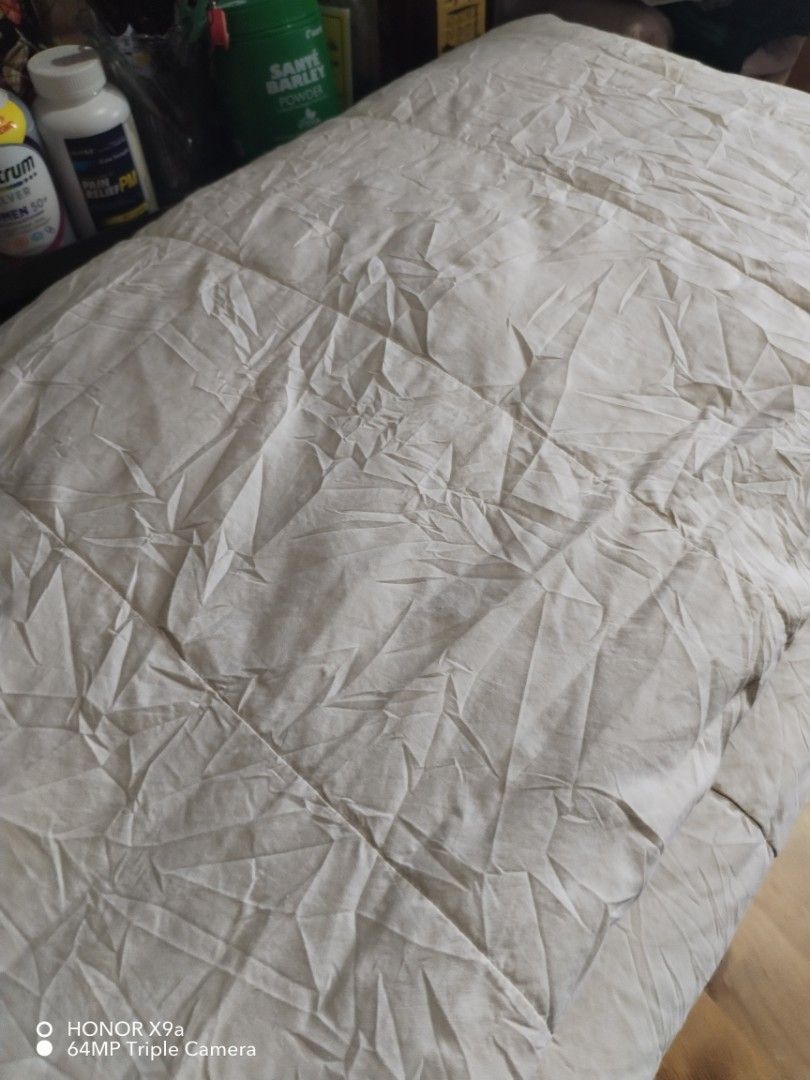 Comforter Queen Size (Category: Bedding & Towels) located in Muntinlupa City. Submitted by arciagamaryann68 (Listing ID 1463768841, Image 1). Description: - Queen size comforter - Neutral, versatile color - Soft and plush feel - Ideal for upgrading your bedroom comfort.