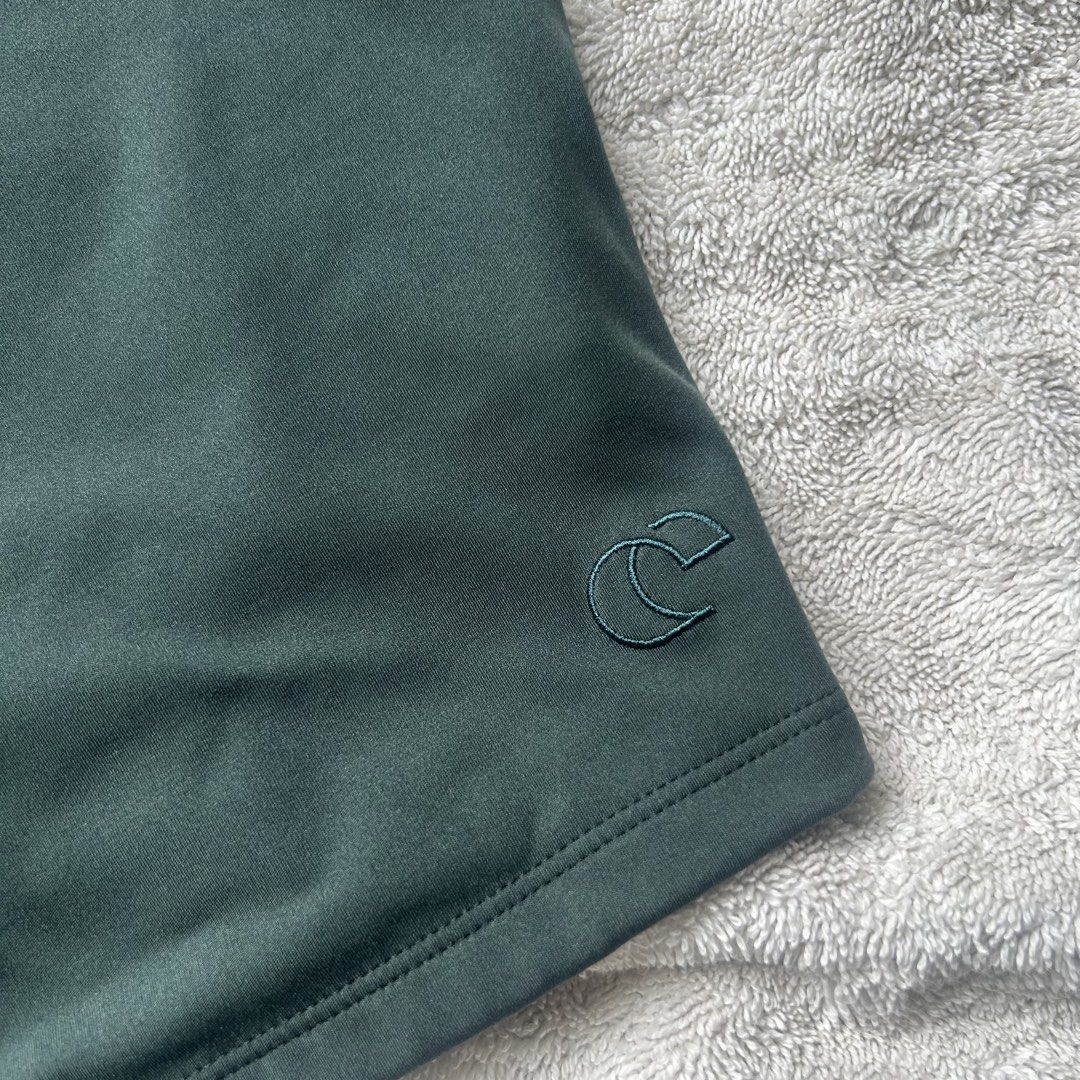 Common Mode Top in Pine (Category: Activewear) located in San Juan City. Submitted by e_declutters2019 (Listing ID 1463794027, Image 3). Description: • has insertable pads • size small.