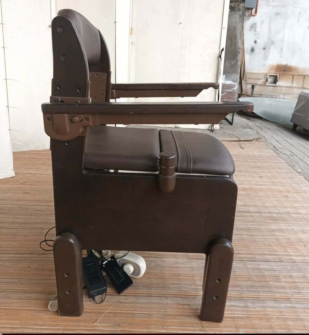 Comode Chair (Category: Chairs) located in Meycauayan. Submitted by marygracecasimiro (Listing ID 1463907858, Image 3). Description: Commode Chair L19 x W21 x H20/35 Price: 3,700🩷🧡.