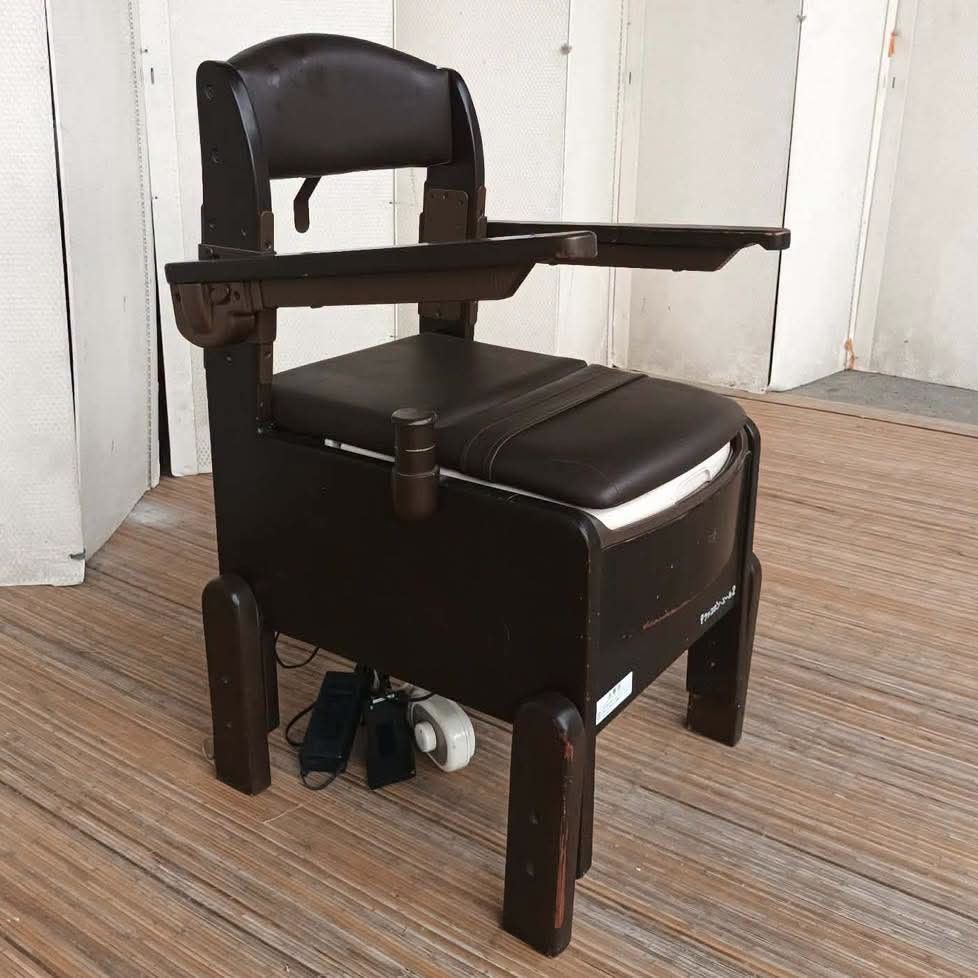 Comode Chair (Category: Chairs) located in Meycauayan. Submitted by marygracecasimiro (Listing ID 1463907858, Image 2). Description: Commode Chair L19 x W21 x H20/35 Price: 3,700🩷🧡.