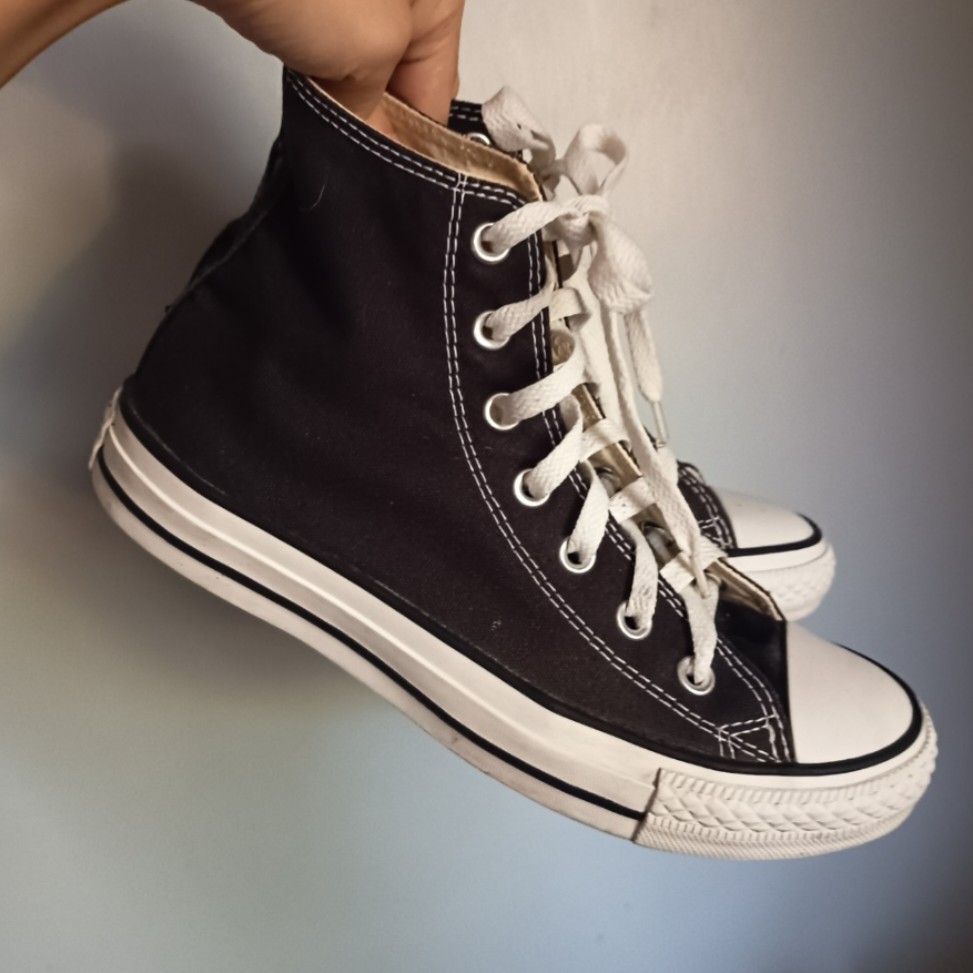 Converse Chuck Taylor All Star High Top Black (Category: Sneakers) located in Caloocan City. Submitted by cely.777 (Listing ID 1463747728, Image 2). Description: - Classic black Converse high-tops - Iconic Chuck Taylor All Star logo - White laces and soles - Great for everyday wear flaw: stain on the left shoe US Size: 5.5 EU: 35-36 .