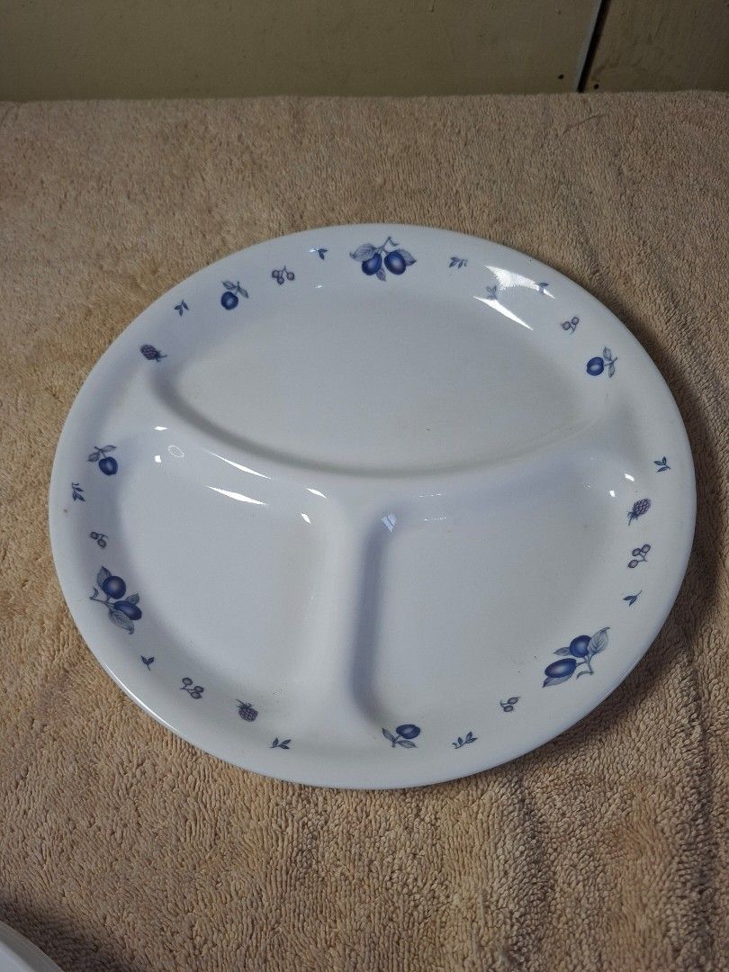 Corelle 3 compartment Plates 26cm (Category: Dinnerware & Cutlery) located in Consolacion. Submitted by luxekerei (Listing ID 1463860574, Image 2). Description: .