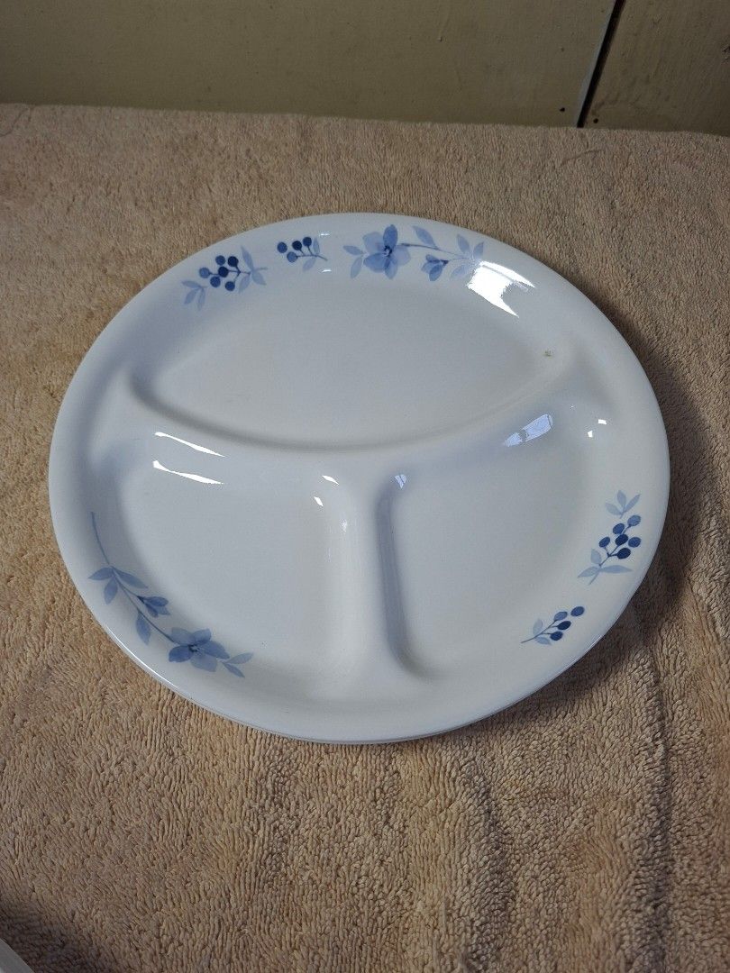 Corelle 3 compartment Plates 26cm (Category: Dinnerware & Cutlery) located in Consolacion. Submitted by luxekerei (Listing ID 1463860574, Image 1). Description: .